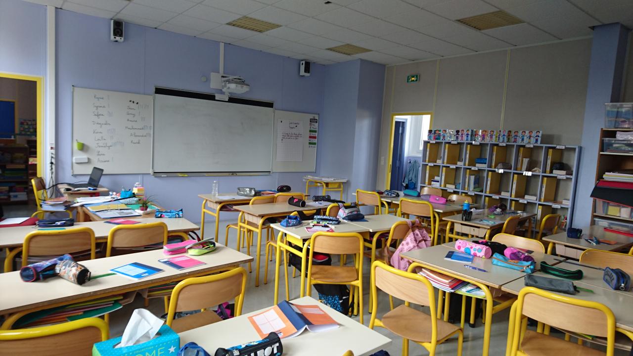 Salle de classe avec vidéoprojecteur