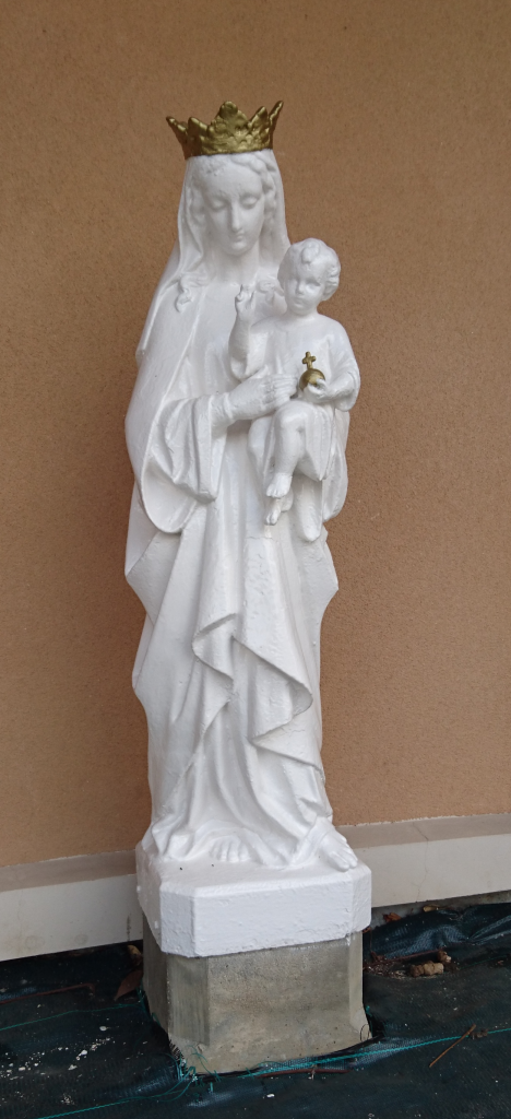 Vierge devant le bâtiment des Maternelles